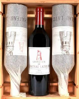 3 Flaschen 2010 Chateau Latour, Pauillac, Premier Grand Cru Classe, je ca. 75 cl, Füllstände: je ca. into neck, unverkostet, 14 % Vol., sehr guter ...