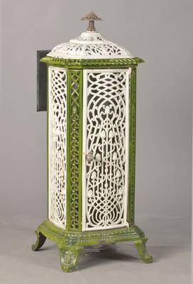 Jugendstilofen, deutsch, um 1900/05, Email in reicher Durchbrucharbeit, inneliegendes Heizrohr, Funktion nicht geprüft, H. ca. 94 cm