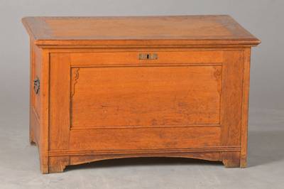 Jugendstil-Truhe, deutsch, um 1900, Eiche massiv, auf Rahmen gearbeitet, ca. 49x79x46 cm