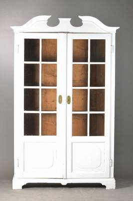 BÜchervitrine, norddeutsch, um 1750/60, Weichholz weiss lackiert, urspr. auch gefaßt, 2-türig, alt verglast, Innen 4 Regalböden, altes ...