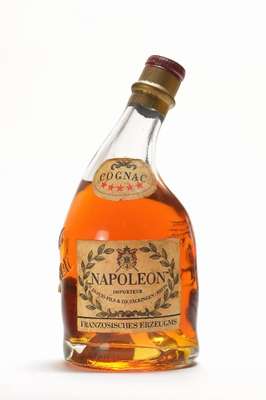 1 Pot Flasche Napoleon Cognac, ca. 50 cl, seltene Flaschengröße und Flaschenform, 5-Sterne Cognac, Etikett l. gebräunt, selten im Angebot, ...
