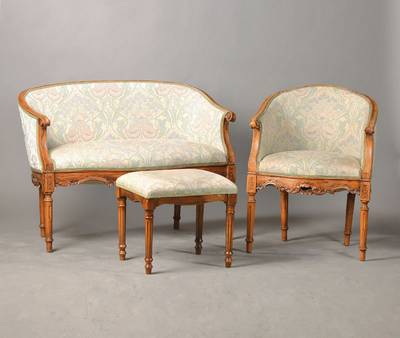 Salongruppe, deutsch, um 1890, Buche, bestehend aus Salonsofa, 4 Bergerén, Ausziehtisch u. Hocker, im Louis-XVI-Stil, eklektisch, kannelierte Beine, ...