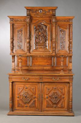Aufsatzbuffet, wohl Belgien, um 1870/80, Nussbaum massiv u. furniert, z.T. polychrom gefaßt, st. eklektischer Dekor, Unterbau 2- türig u. ...