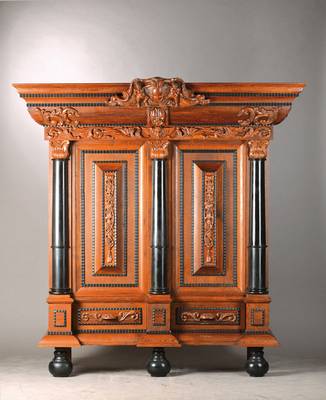 Barockstil-Schrank, nach holländischem Vorbild von 1700, um 1880/1900, Eiche massiv, partiell geschwärzte Flammleisten, Profile u. Kugelfüße, ...