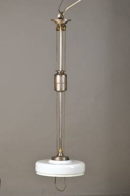 Jugendstil-Deckenlampe, deutsch, 1905, Metallmontur mit angehängtem Opalglasschirm, 1Brennstelle, Elektrifizierung nicht geprüft, H. ca. 112 cm, D. ...