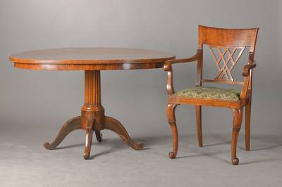 Sitzgruppe, wohl England, um 1870/80, Mahagoni, bestehend aus 6 Stühlen im Chippendale-Stil u. Salontisch mit gerippter Mittelsäule u. geschweiften ...