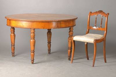 Biedermeier-Sitzgruppe, deutsch, um 1830/40, Nussbaum massiv u. furniert, bestehend aus Tisch u. 4 Stühlen, Tisch mit doppelt gerippter Kante, 4 ...
