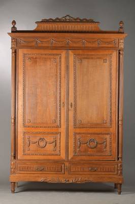 Umfangreiches Schlafzimmer, Frankreich, um 1910/20, Eiche massiv, bestehend aus Bett, Waschkommode, 2-türiger Kleiderschrank sowie Spiegelschrank u. ...
