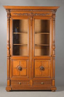Bücherschrank, Belgien/Holland, um 1880/90, Eiche massiv, 2-türig, Innen Regalböden, kassettierte Türen mit Löwenmaskaron, typische ...