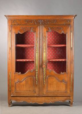 Hochzeitsschrank, wohl Normandie, um 1770/80, Eiche massiv, wohl in der Höhe gekürzt, 2-türig, mit geschweiften Türfüllungsfelder, verglast, ...