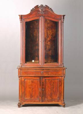 Aufsatzvitrine, wohl Raum Sachsen, um 1860, Mahagonifurnier auf Weichholzkorpus, 2-türig, Vitrinenaufsatz mit alt verglasten Türen, Halbschrank ...