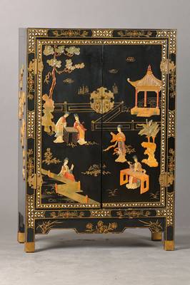 Halbschränkchen, China, 20.Jh., Lackarbeit, reiche Specksteinappliken in stiltypischer Darstellung, 2-türig, sehr dekorativ, ca. 95x64x30 cm