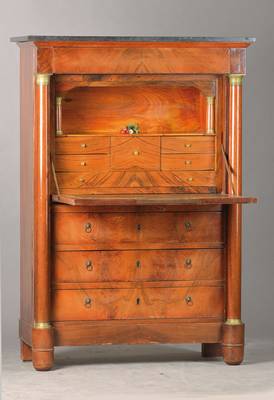 Standsekretär, wohl Frankreich, um 1830/40, Nussbaumfurnier z.T. doppelt gespiegelt verlegt, seitl. Vollsäulen, 3-schübig mit Überbauschub im ...