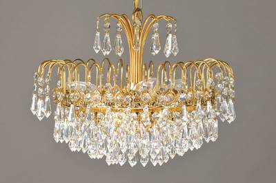 Deckenlampe, wohl deutsch, 70er Jahre, Messing vergoldet, drei Brennstellen, v drei Abhängungen, reiche Straßbesatz, aushängbar zum Reinigen, ...