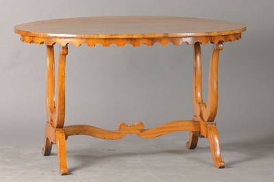 Hochfeiner Salontisch, süddeutsch, wohl Baden, um 1830/35, Nussbaumfurnier mit Fadenintarsien, Lyra-Untergestell, Ovale Platte mit gotisierendem ...