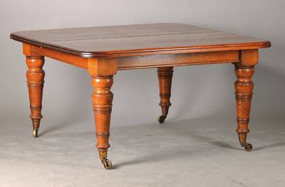 Großer Ausziehtisch, England, um 1870/80, Eiche massiv auf Mahagoni gebeizt, gedrechselte Säulenbeine, mit einer orig. Eiche- Ausziehplatten u. ...