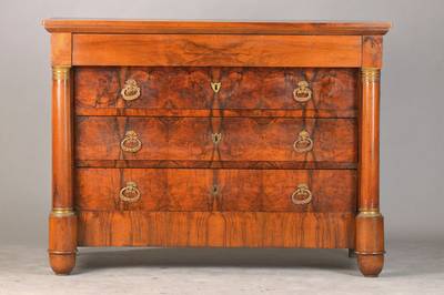 Prunkkommode, wohl Frankreich, um 1840/50, Nussbaum furniert u. massiv, Eichekorpus, 3-schbig mit Überbauschub, seitl. Vollsäulen, unrest., ...