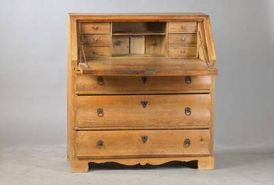 Schrägklappensekretär, mitteldeutsch, um 1850/60, Eiche massiv, 3-schübig mit Sekretärsteil, Brezelfüllung, orig. Beschläge u. wappenförmige ...