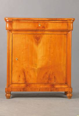 Biedermeier-Halbschrank, deutsch, wohl südwestdeutsch, um 1820/30, Obstholzfurnier (wohl Kirschbaum) auf Weichholzkorpus, 1-türig u. 1-schübig mit ...
