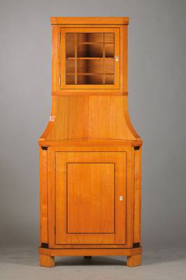 Aufsatzeckschrank, deutsch, um 1900, Kirschbaumfurnier, im Biedermeierstil, Unterteil 1-türig, Aufsatz 1-türig verglast u. versproßt, partiell ...