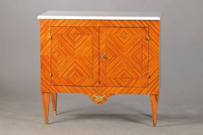 Kleine Halbschrank, wohl Frankreich, um 1920/25, Rosenholzfurnier vielfach auf Kreuzfuge verlegt, Innen Palisander gegenfurniert, 2-türig, ca. ...