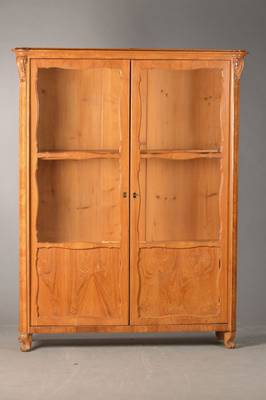 Vitrine bzw. Bücherschrank, wohl Österreich, um 1840/50, Eschefurnier, sog. Maserholzfurnier bzw. Blumenesche, Brezelfüllungen, 2-türig, Ecken ...