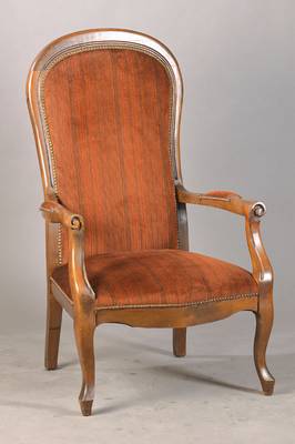 Sog. Voltaire-Sessel, f.20.Jh. Buche auf Nussbaum gebeizt, im Spätbiedermeierstil, geschwungen u. gerieft, Polster u. Bezug mit Gebr.-Sp., H. ca. ...