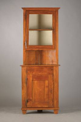 Aufsatzeckschrank, deutsch, um 1830/40, Kirschbaum massiv, 2-teilig, Unterteil 1-türig, Nische mit Brezelartiger Aussparung, Aufsatz 1-türig ...