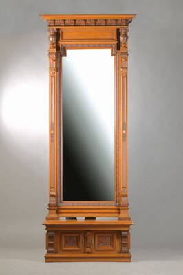 Großer Hallenspiegel, deutsch, um 1880/90,Nussbaum massiv u. furniert, seltene 2-türige Konsole mit gründerzeittypischen Arabesken, großer ...
