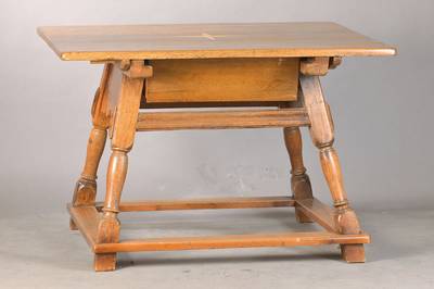 Bauerntisch, sog. Jockele-Tisch, süddeutsch / alpenländisch, 18.Jh., dazu 4 Brettstühle aus dem 20.Jh., Eiche massiv, orig. Platte mit ...