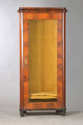 Vitrine, urspr. Wäscheschrank, wohl Österreich, um 1850, Mahagonifurnier auf Weichholzkorpus, 1-türig, verglast, geschwärzte Partien, Gebr.-Sch., ...