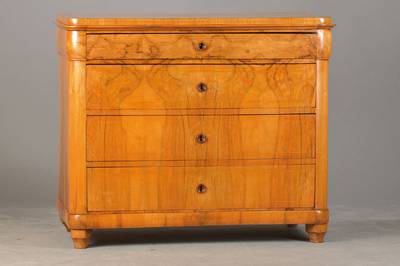 Biedermeierkommode, wohl badisch, um 1830, Nussbaum auf Weichholzkorpus, 4-schübig, Ecken abgerundet, mit feinen Fadeneinlagen, Ergänzungen u. ...