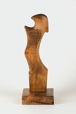Guiseppe Carli, 1915-1999 Venedig, Forcola, Holzskulptur auf Holzsockel, signiert, dat. 1975, H. 40cm, dazu Holzplatte mit Künstlerabbildung