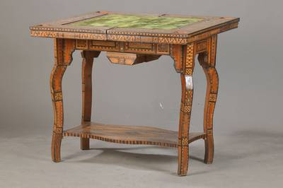 Vielfältiger Spieltisch, wohl Marokko, um 1900, Mahagoni massiv überreiche Einlegearbeit z.T. auch mit Perlmut-Rosetten, Platte dreh- u. mehrfach ...