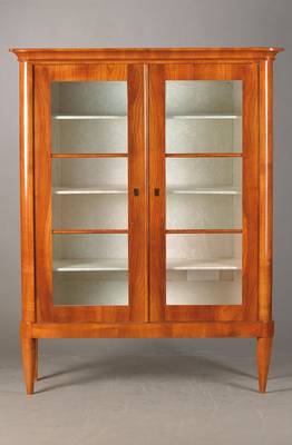 Biedermeiervitrine, süddeutsch, um 1820/30, Kirschbaumfurnier auf Weichholzkorpus, 2-türig, Innen mit Stoff ausgekleidet, 3 Einlegeböden, ...