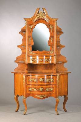 Aufsatzkommode, Dresden, um 1900, Nußbaum/ Wurzelnußfurnier, allseitig geschweift, 3-schübig, 1Tür, Ablegefächer, reich verzierteBronzebeschl., ...
