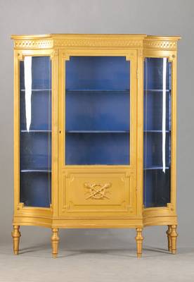 Salonvitrine, nach franz. Vorbild von 1880/90, 20.Jh., Weichholz goldfarben gefaßt, im klassizistischen Stil, 1-türig, seitl. gewölbte Gläser, ...