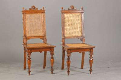5er Satz Gründerzeitstühle, deutsch, um 1880/90, Nussbaum, mit Rattan-Geflecht, sehr fein ausgeführte Ornamentik u.a. mit ionischen Kapitellen, ...
