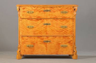 Spätbiedermeierkommode, mitteldeutsch, um 1850/60, Birkefurnier auf Weichholzkoprus, 3-schübig, Ecken abgeflacht, Beschläge später, mit ...
