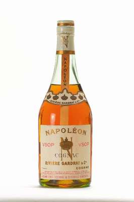 1 Flasche Riviere Gardrat & Co Napoleon CognacVSOP, ca. 70 cl, Abstand zwischen Kapsel undCognac: ca. 4,5 cm, unverkostet, Etikett l. gebräunt, sehr ...