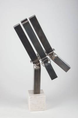 Jürgen Fackert, geb. 1943 Bad Homburg, Edelstahl-Skulptur auf Marmorsockel, sign., H.70 cm