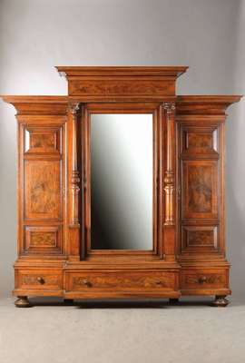 Garderobenschrank bzw. Schlafzimmerschrank, deutsch, um 1880/90, Nussbaum massiv u. furniert, Weichholzkorpus, risalit- u. podestartiger Aufbau, ...