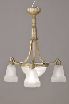 Deckenlampe, Art Deco, wohl Frankreich, um 1930, Messingmontur in abstraktem Dekor, mit Perl-Stab-Fries, 4 Brennstellen (1 inneliegend), 4 ...