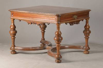 Ausziehtisch, deutsch, um 1880, Nussbaum, Zarge an den Längsseiten wie Schübe ausziehbar mit je einem Stützbein, Kerbschnitzerei an den Ecken, ...