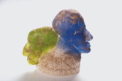 Hartmann Gerb, geb. 1965 Bad Schwartau, blau-grüne Köpfe, Glasskulptur, signiert am Boden, dat. 1995, Pate-de-Verre-Technik, H. 14cm, Unikat