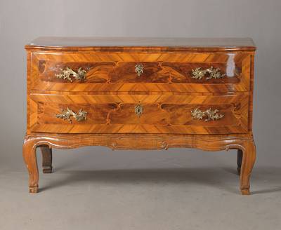 Barockkommde, wohl SÜddeutsch , um 1760, Nusmfurnier auf Weichholzkorpus, 2-schübig, Furniervielfach auf Kreuzfuge verlegt, geschwungene ...