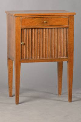 Kleine Kommode, Frankreich, um 1780, Nussbaum massiv, 1-schübig, Rolltür, Innen Weichholzkorpus, konische Vierkantbeine, Alterserscheinungen u. ...