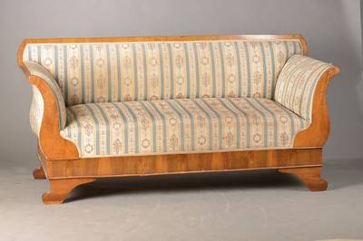 Biedermeiersofa, deutsch, um 1830, Nussbaum furnier auf Weichholzkorpus, stilübliche Formgebung, Bezug u. Polster mit Gebr.-Sp., ca. 87x179x77 cm, ...