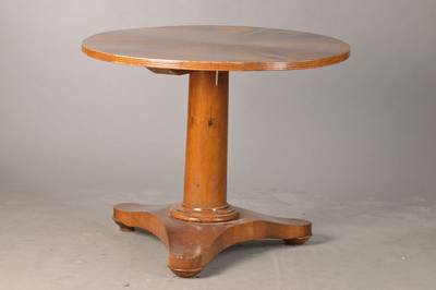 Runder Tisch, mitteldeutsch, um 1820, Nussbaum / Wurzelnussfurnier radial verlegt, Sockelplatte lt. gewölbt, strenger gerader Schaft, Plattenkante ...