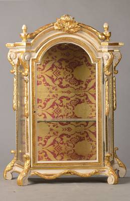 Aufsatzvitrine, süddeutsch,, um 1800, Weichholz weiss u. goldfarben gefaßt, 3-s eitig verglast, 1-türig, Innen 2 Einlegeböden, bereits ...